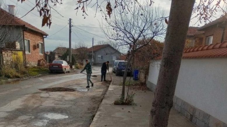 Когато нямаме държава - Две момчета запълват дупки на село!