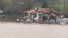 Задействаха системата BG-ALERT в Бургас, семейство е евакуирано заради скъсана дига на река