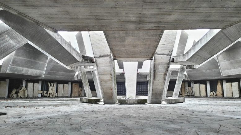 Правят уникален мол с 10-етажна кула в голям български град