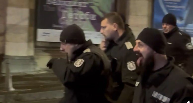 Брадатият и плезещ се полицай от протеста се размина с уволнението