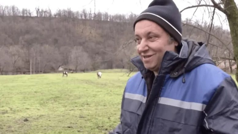 Лидерът на РЗС Яне Янев от Сандански гледа 500 крави, замени костюмите с работно облекло