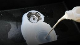 Защо изливането на млякото в кухненската мивка е грешка