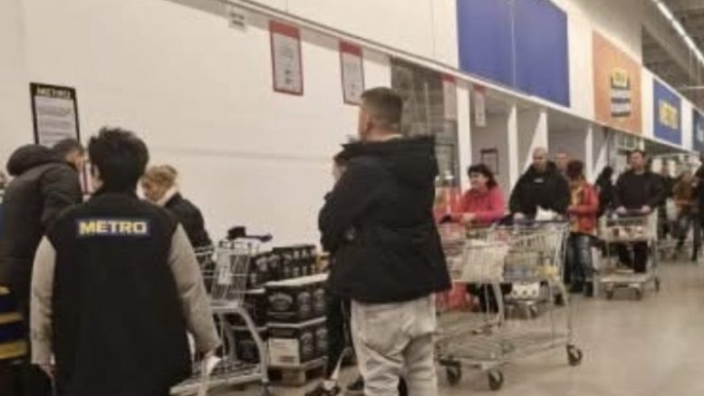 Истерия в „Метро“ в Пловдив: Хора се трупат с торби жълти стотинки ден преди въвеждането на еврото
