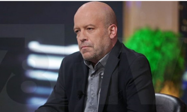 Сиромахов: Някои политици вярват, че като пуснат коледна снимка със семейството си, веднага ще забравим какви крадливи боклуци са