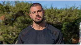 Големият мъжкар Краси от Ергенът неузнаваем след шоуто - ботокс оформени вежди и дамска визия шокират мрежата (СНИМКИ)