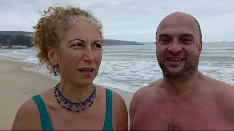 Един необикновен 24 декември: Стефка и Петър се потопиха в зимното море (ВИДЕО И СНИМКИ)