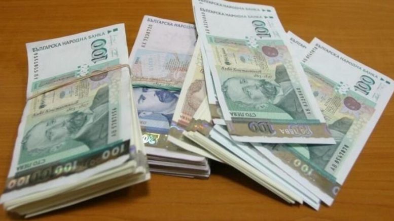 Всички внасящи левове раздробени на суми под 10 хиляди лева може да бъдат проверени от НАП