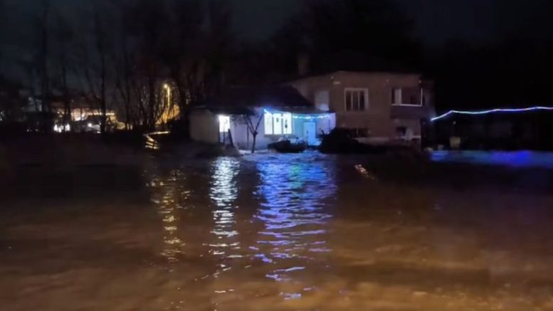 Скъсана дига къщи са под вода край Пазарджик