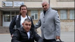 Ученик с 95% инвалидност живее с майка си с 472 лв. на месец