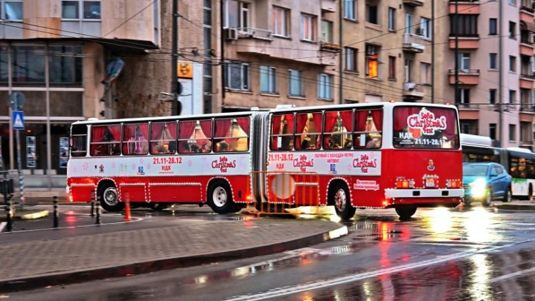 Безплатен „Коледен автобус“ с ретро возила тръгва из центъра на София
