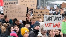 Германци на бунт заради казармата: „Правете водка, не война!”