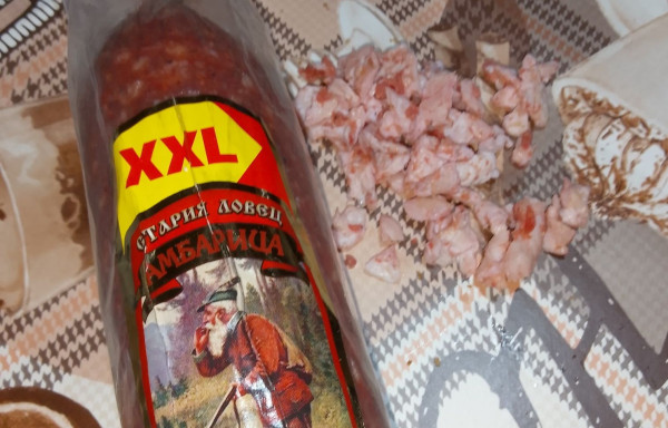 Клиентка си купи шпеков салам но после обясни че не става и за котето (СНИМКИ)