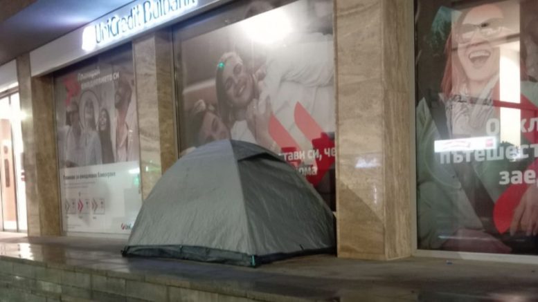 Жена живее на палатка пред Уникредит Булбанк