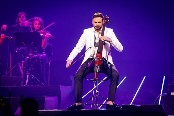 Коя е баба Юлия която стана звезда на мегаконцерта на Хаузер в София и каква е връзката й с Лили Иванова (СНИМКИ)