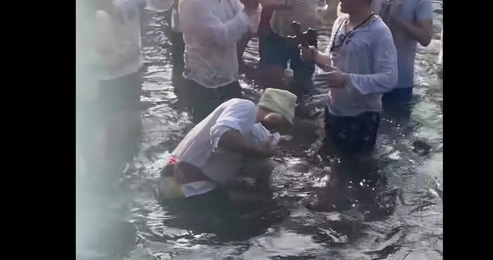 За Йордановден потопиха за здраве в ледените води двумесечно бебе. Одобрявате ли?