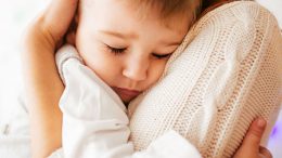 Защо майчината прегръдка е важна, дори когато пораснем? Това е място, където едно нещо никога не се променя