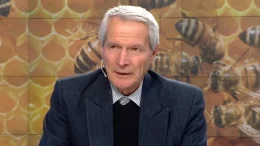 Експерт: Ако на буркана пише само "мед" това означава че не е минал през пчелите