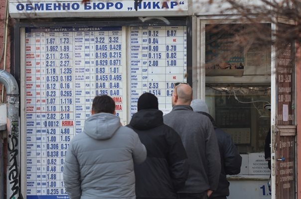 Банките се препълниха с левове чакат още поне 10 млрд. лв.