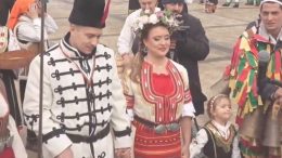 ИСТИНСКА сватба на СУРВА 2026! Сурвакари сключиха брак на площада в Перник! (УНИКАЛНИ СНИМКИ)