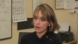 На 39 г. – майка на 6 деца и баба на внуче а от 5 г. преподава на „невидими деца“: „На дъската е моята сцена. Те са камерата“