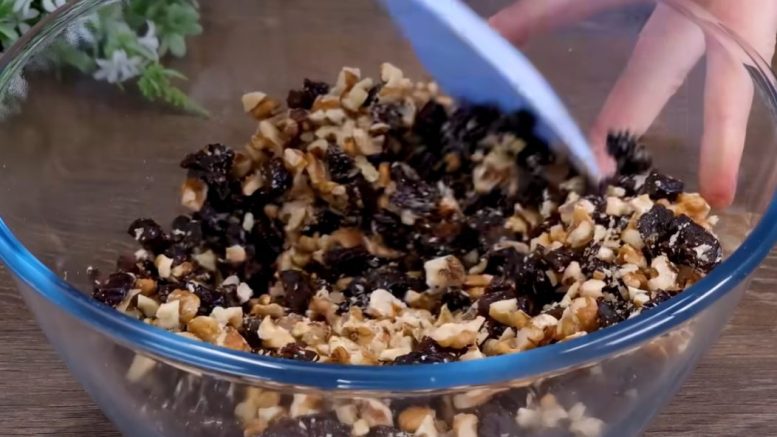 Бърз елегантен и пълен с вкус! Кремообразен сладкиш със сини сливи и орехи - нежен шедьовър без печене