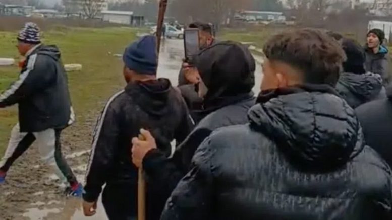 Стотици въоръжени с бухалки и брадви блокираха Буковлък