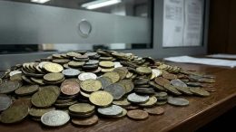 "Ще плащам, докато ви заболят ръцете" - румънец плати данъците си с 5 кг. стотинки