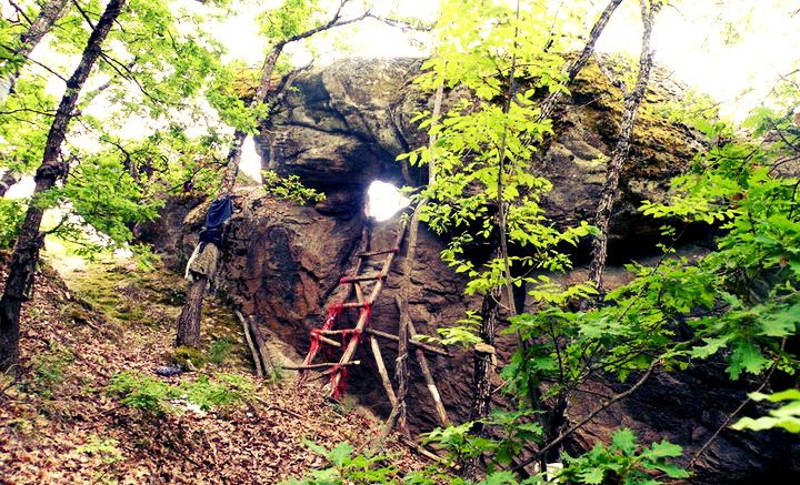 Камък до село Крибул цери болести