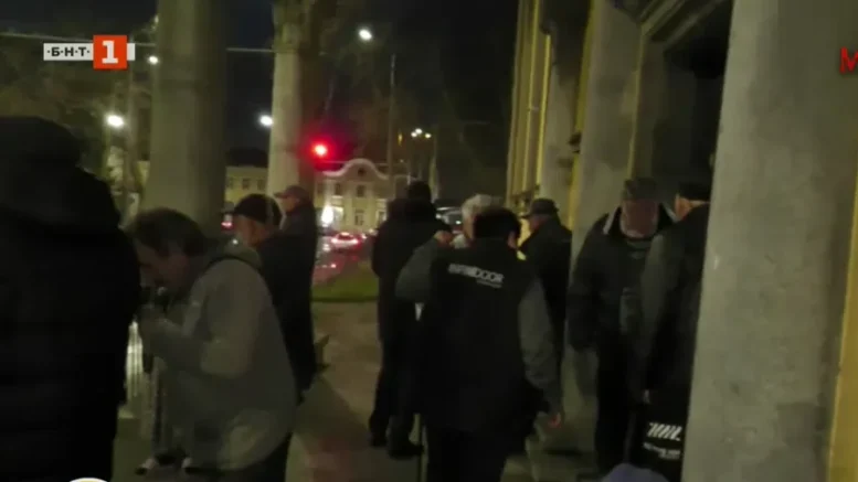 Опашки се вият пред пощите изплащат първите пенсии в евро