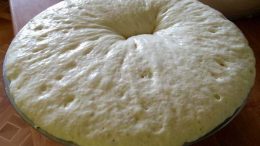 Универсална рецепта за ЖИВО ТЕСТО: От него пека най-пухкавите кифлички, милинки и питки!