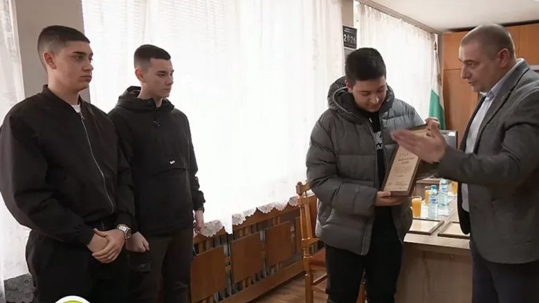 ЗА ПРИМЕР! Ученици от Монтана спасиха възрастен мъж от крадец