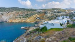 Остров в Гърция предлага безплатно настаняване и 500 евро месечно за семейства и работници