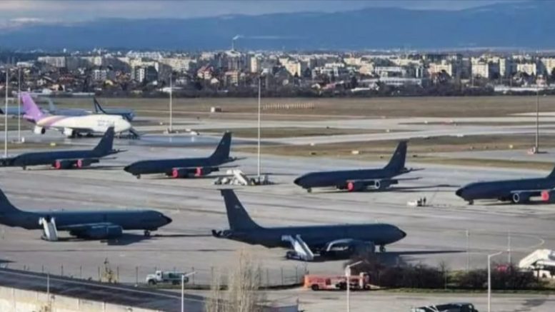 Пълно е с американски военни самолети на летище София, чакат заповед от Тръмп