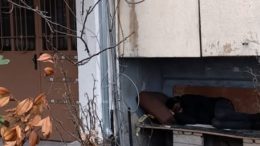 Граждани: Мъж спи в студа под терасата в студа на ул. "Вяра" във Варна