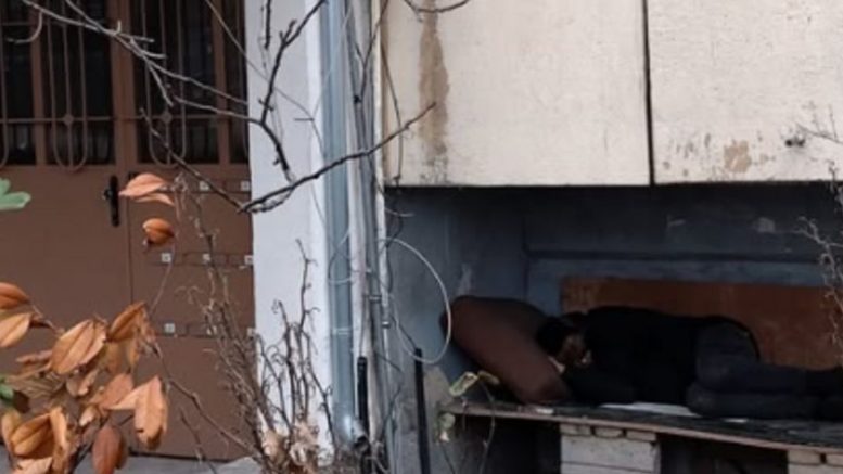 Граждани: Мъж спи в студа под терасата в студа на ул. "Вяра" във Варна
