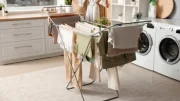 Трик за по-бързо сушене на пране през зимата който отнема 1 секунда: Пести и време и електричество а който го е пробвал благодари!