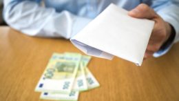 Кой има право на еднократна помощ до две минимални заплати?