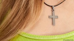 Самото носене на кръст не е достатъчно: Свещеник предупреди за 5 грешки, които вярващите често правят