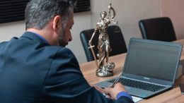 Как да изберете правилния адвокат: ключови въпроси, които да зададете