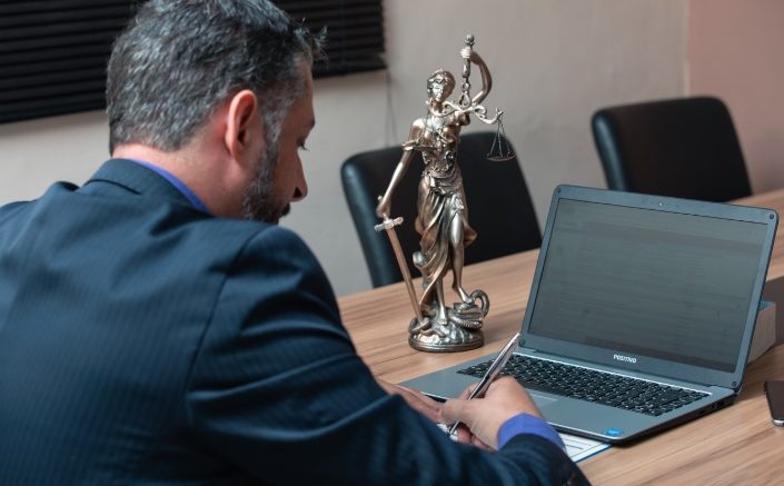 Как да изберете правилния адвокат: ключови въпроси, които да зададете