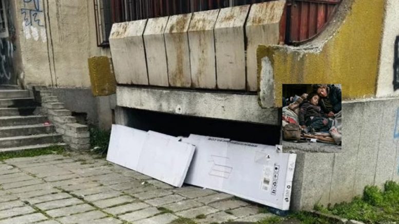 Майка и дете на 7-8 години живеят под тераса в Пловдив, пазят се от студа с кашони