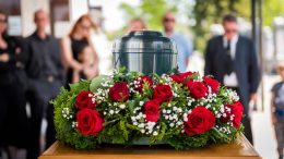 След погребението на любим човек, 4 неща веднага се изнасят навън: Поверието казва, че душата не може да си тръгне, докато са там