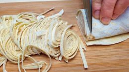 Вземам една арабска питка навивам нарязвам на лентички и приготвям вкусотия за която всички се избиват!