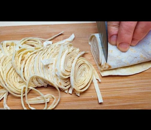 Вземам една арабска питка навивам нарязвам на лентички и приготвям вкусотия за която всички се избиват!