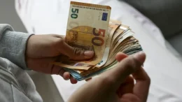 ЗА ПРИМЕР! Момиче от Варненско върна на пенсионер намерени 400 евро