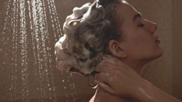 Чували ли сте за „Тъмен душ“? Нова тенденция подготвя тялото и ума за сън а това не струва нищо.