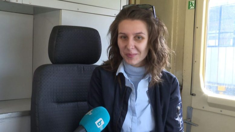 На 23 години зад 100-тонен локомотив: Роксана Рашкова – една от трите жени машинисти в България