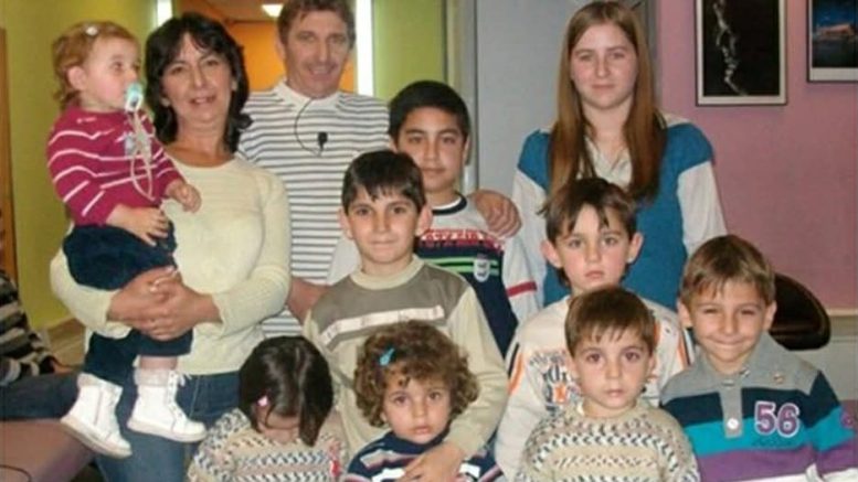 Майка на 13 деца си произвежда всичко сама за да оцеляват