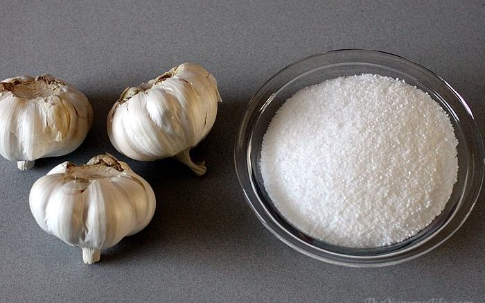 Вземете скилидки чесън, обикновена сол и благодарете за този трик на баба си!