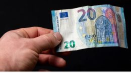 Държавата отпуска по 20 евро за гориво